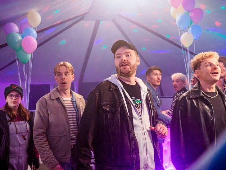 Elokuvan päähahmot juhlavassa miljöössä.