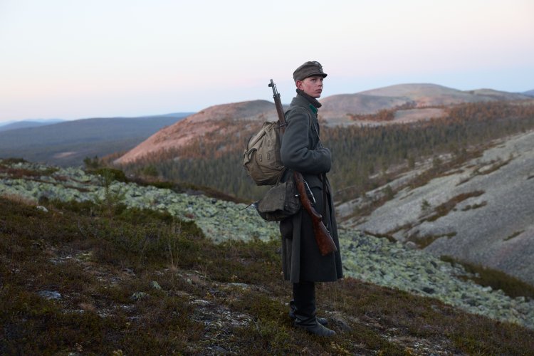 Sotilas vasten tunturimaisemaa.