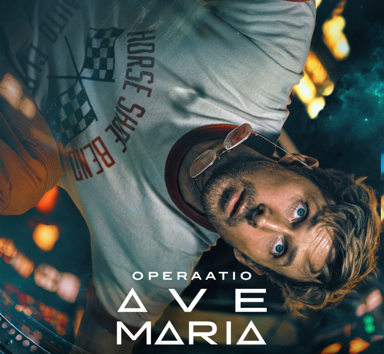 Puolilähikuva elokuvan päähahmosta painottomassa tilassa ja teksti 