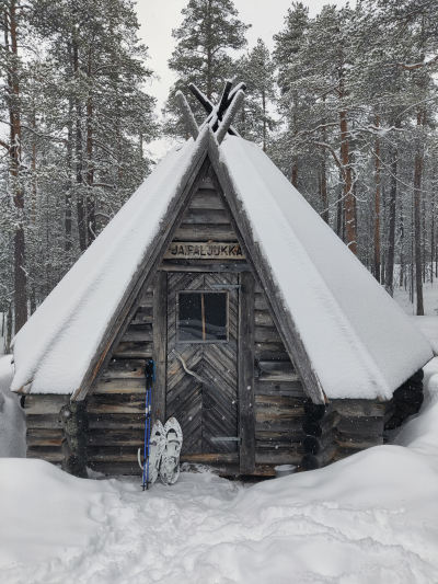 Lumikengillä Jaipaljukan kodalla.