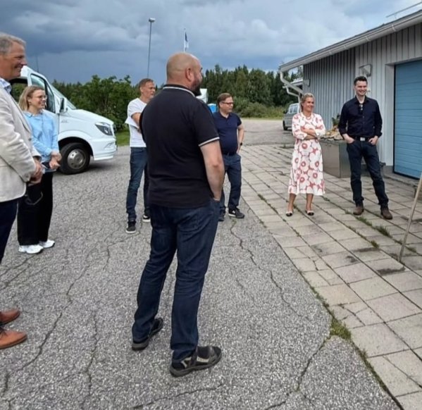 Kansanedustajat kuulemassa kalasataman esittelyä.