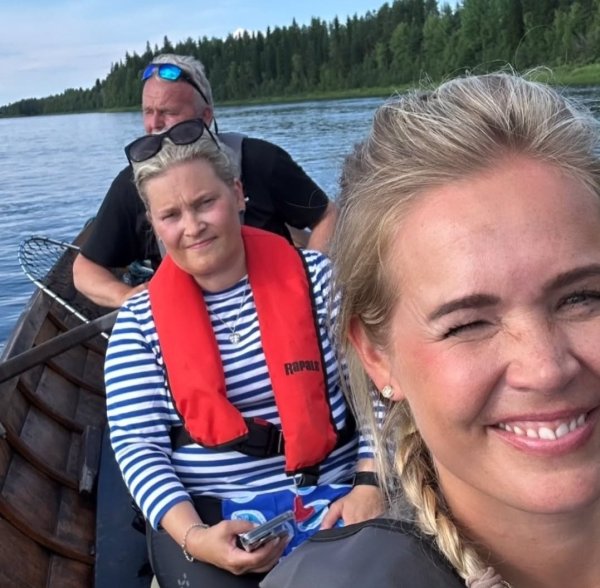 Tornionjoella käytiin soutamassa lohta. Kuvan otti Sara Seppänen. 