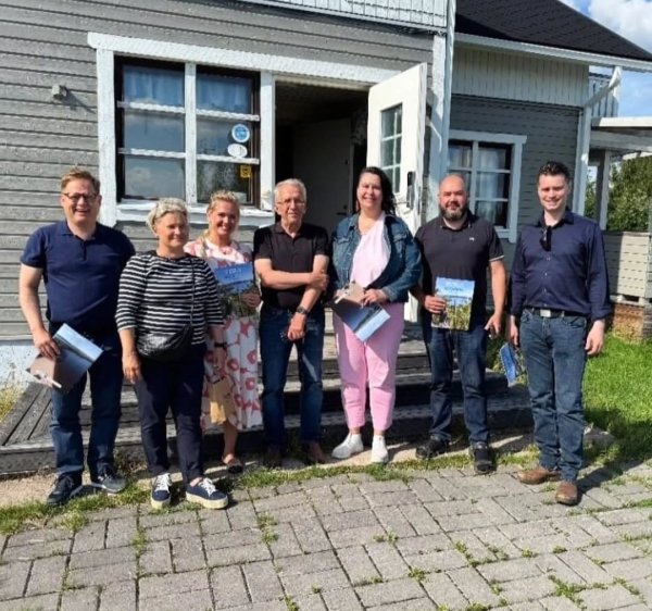 Kansanedustajat tutustumassa Miekojärven kansallispuistohankkeeseen. 