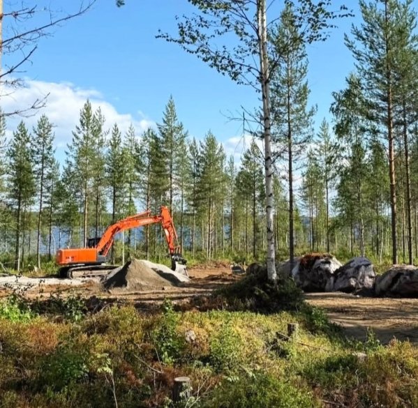 Maastossa tutustuttiin matkailuresortin rakennustöihin. 