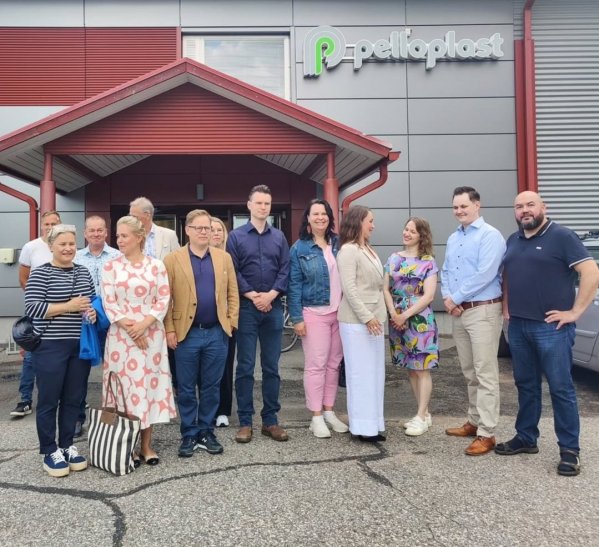 Kansanedustajat aloittivat Pellon vierailun yrityskäynneillä. 