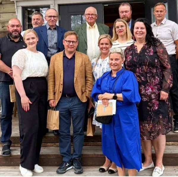 Pellon vierailupäivä päättyi kansanedustajien, Pellon ja Ylitornion kunnan sekä Lapin liiton edustajien yhteiseen illalliseen Valkea lodgessa.