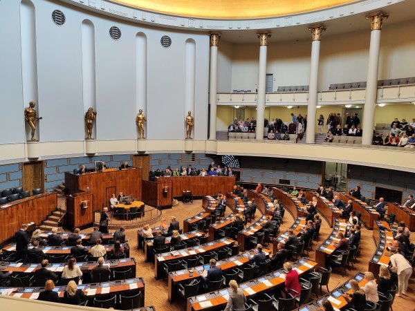 Helsingin matkan päätteeksi Pellon ryhmä seurasi eduskunnan kyselytuntia.