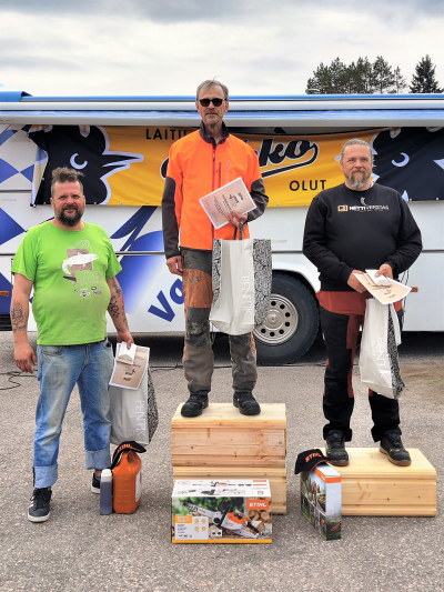 Kojamon kiusaus -veistokisan voittajakolmikko: 1. Aimo Laitinen (keskellä), 2. Juha Käkelä (oik.), 3. Pasi Ahokas