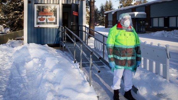 Sairaanhoitaja Tarmo Koskenniemi seisoo koronaviruksen testaukseen käytettävän koronakontin edessä.