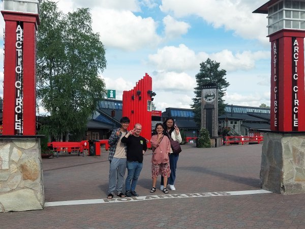 Kansainväliset opiskelijat vierailulla Rovaniemellä Napapiirillä. 