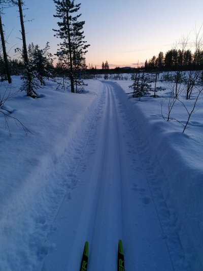 Kylävaaran kympin latu auringonlaskun aikaan