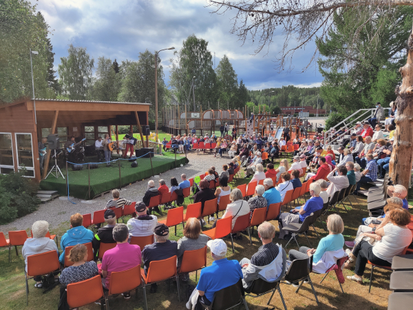 Pyrevä-puisto oli täynnä yleisöä Mikko Alatalon konsertissa