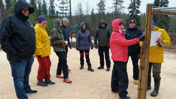 Päättäjät ulkoilemassa Kylävaaran kuntoportailla. Kuva: Kaisu Laitamaa.