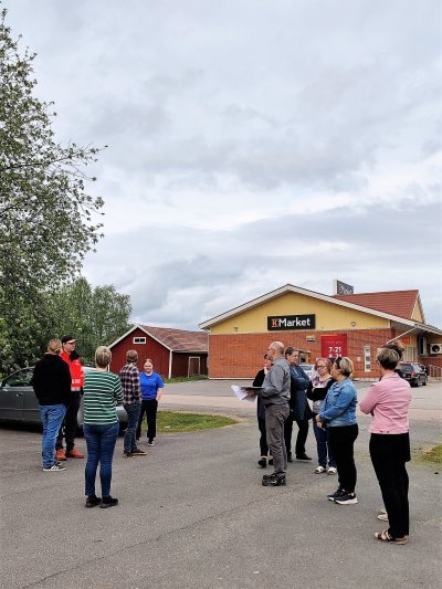 Kunnantoimiston henkilökuntaa kokoontumispaikalla poistumisharjoituksessa.