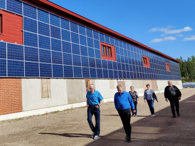 Pellopuu tuottaa aurinkosähköllä energiaa tuotantolaitoksen tarpeisiin.