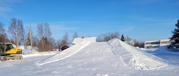 Pulkkamäki "Arhmaan puistossa" Pyrevä-puiston kupeessa.