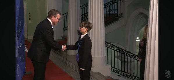 Rasmus kättelemässä pääministeri Orpoa.