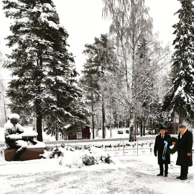 Antti Mäkituomas ja Pekka Salminen seppelpartiossa.