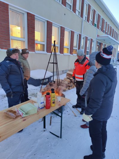 Avointenovienpäivien kävijöitä makkaranpaistossa.