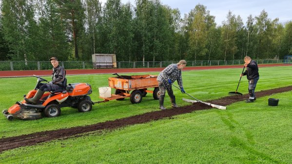 Nurmikentän kunnostustyöt ovat alkaneet.