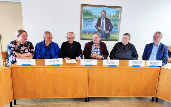 Valtuustosopimuksen allekirjoittivat valtuustoryhmien puheenjohtajat (vasemmalta) Tiina Paakki (Ps), Lasse Rundgren (Sdp), Tarmo Uusitalo (kesk), Simo Keränen (vas) ja Erkki Muukkonen (Kok). Oikealla valtuuston puheenjohtaja Antti Mäkituomas. 