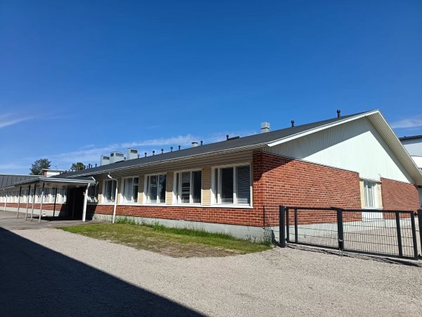 Vanhan yläkoulun purettava siipi.