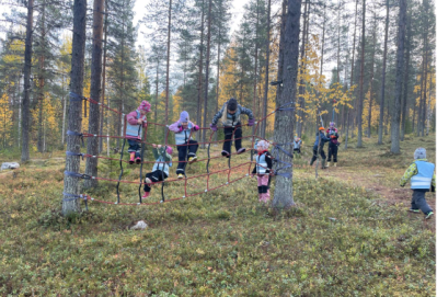 Vekkulit kiipeilevät metsässä. 