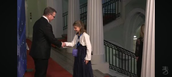 Vilma kättelemässä pääministeri Orpoa. 