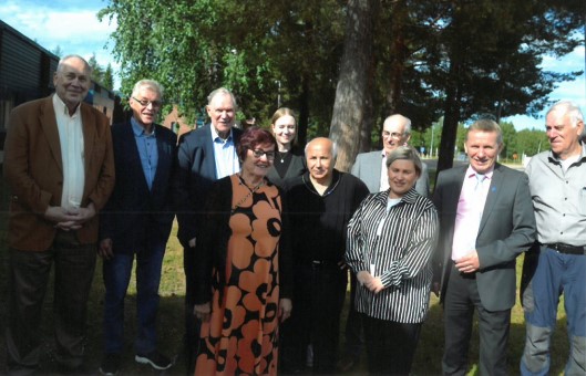 Kuvassa (vasemmalta) Osmo Lipponen, Lasse Rundgren (kunnanvaltuuston vpj.), Paavo Lipponen, Emilia Lipponen (Paavon tytär), Marjatta Rundgren, Feija Åkerlund, Kalervo Aska, Katja Jaako-Körkkö (Pellon elinvoimajohtaja), kunnanjohtaja Eero Ylitalo sekä kuljettajana toiminut Ilkka Rainio. 