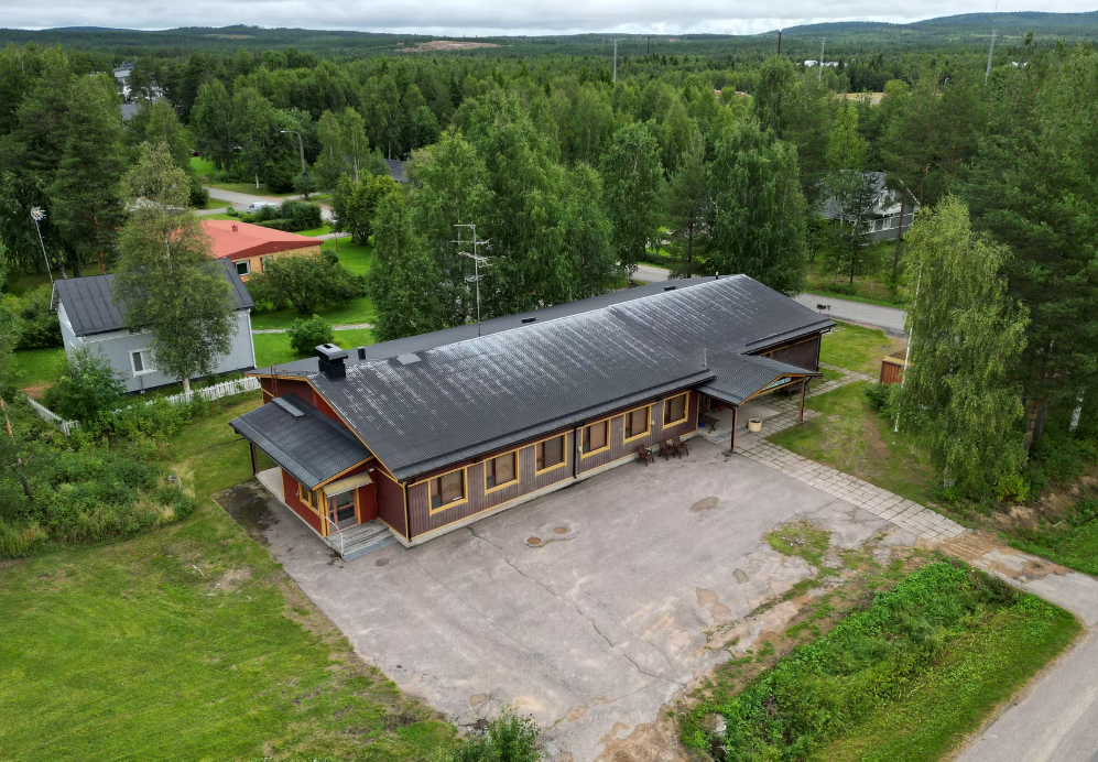 Myytävä rakennus ilmasta kuvattuna. 