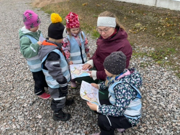 Vekkulit tutkivat karttaa.