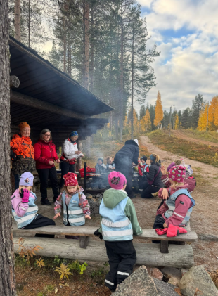 Vekkulit makkaranpaistossa viimeisellä rastilla.