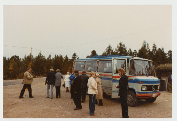 vas. Muukkonen Topi, selin Pudas Marja ja hänen miehensä, oik. Filppa Kari, Torikka Eino, n. 1980-luku