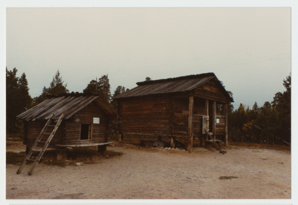 Inarin Saamelaismuseon aitta rakennukset, n. 1980-luku