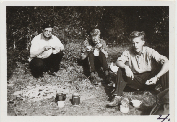 Kolme miestä kahvitauolla, elokuu 1957