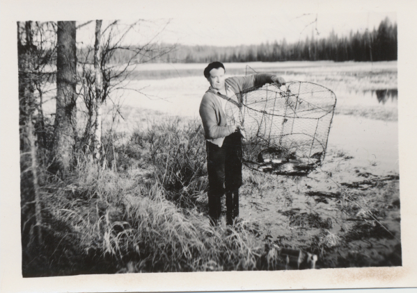 Mies katiskan ja kalasaaliin kanssa, 1950