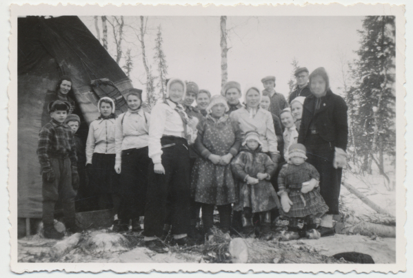 Ihmisiä kodan edessä, 1941