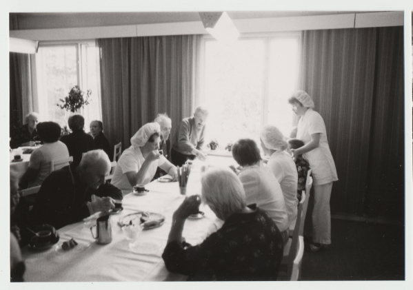 Vanhuksia ja hoitajia päiväkahvilla, 05.09.1984