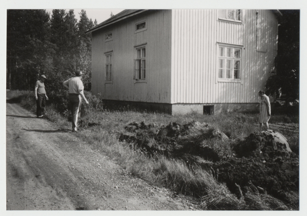 Mäkikyrö Otto ja hänen vaimonsa pihamaalla, heinäkuu 1982