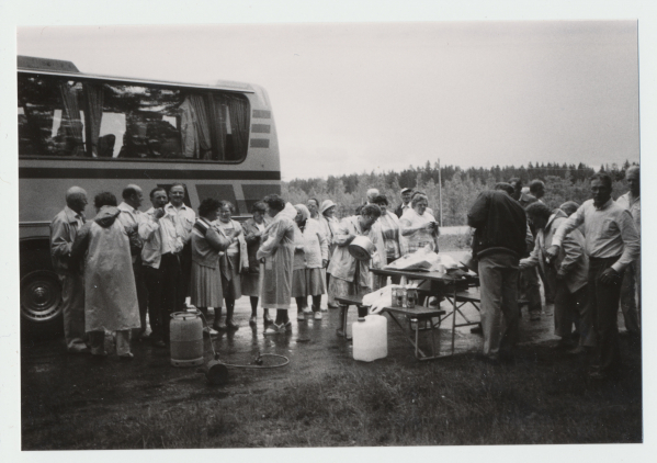 Pellolaisia kesäretkeläisiä taukopaikalla, 1984