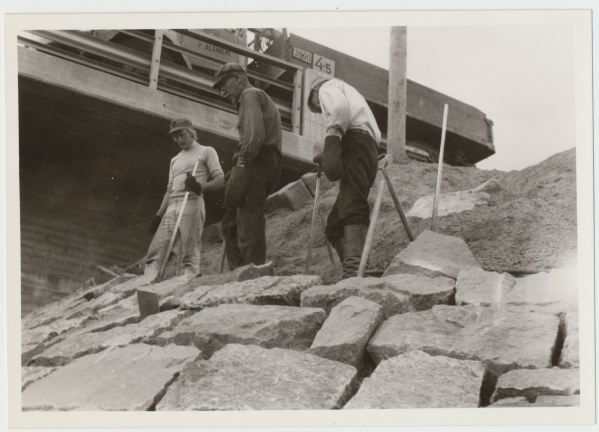 Miehiä töissä Pellon sillan korvalla, 12.08.1972