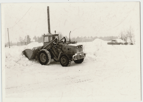 Kone lumitöissä, 1975