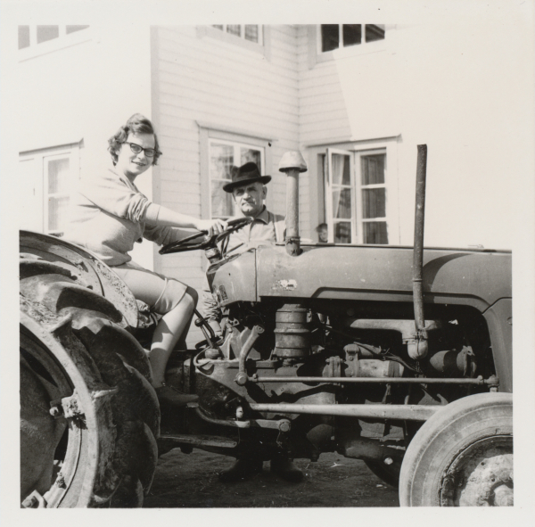 Nainen, mies ja traktori