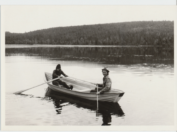 Arvo Romakkaniemi ja poika suotamassa