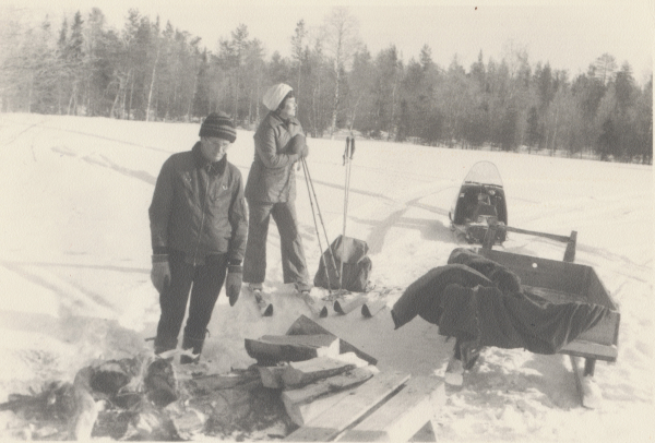 Kalevi Lahti ja Kerttu Lahti kuormaa purkamassa