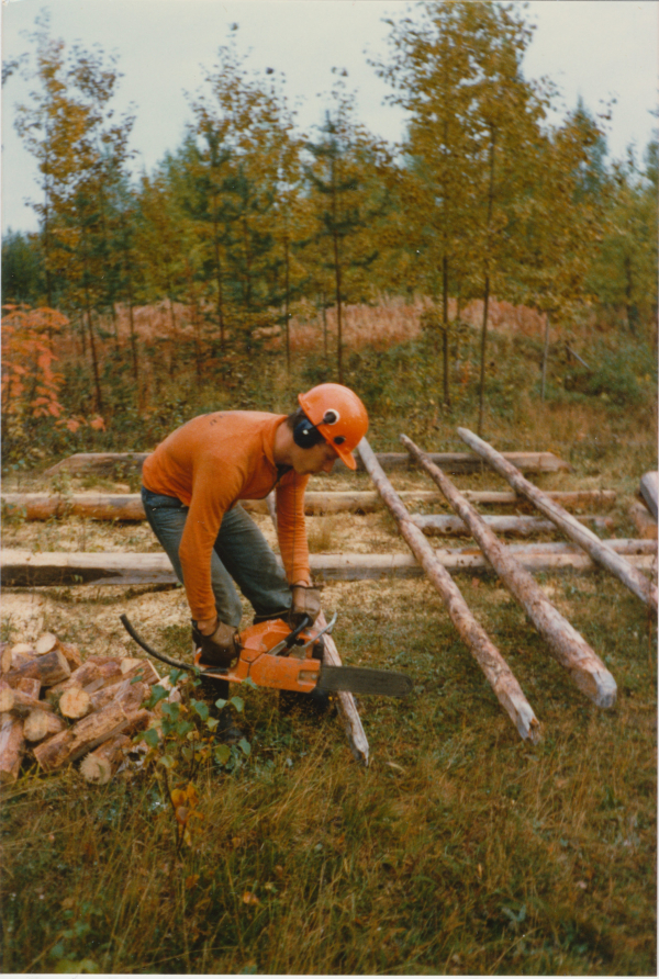 Kyösti sahaamassa polttopuita