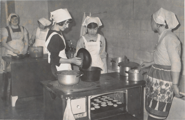Oppilaat keittiössä, noin 1950