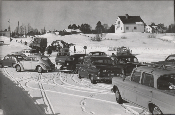 Tullintiellä halkoauto kaatunut, noin 1960