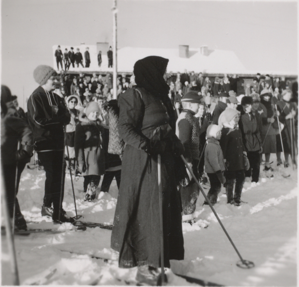 Väkeä hiihdoissa, noin 1960