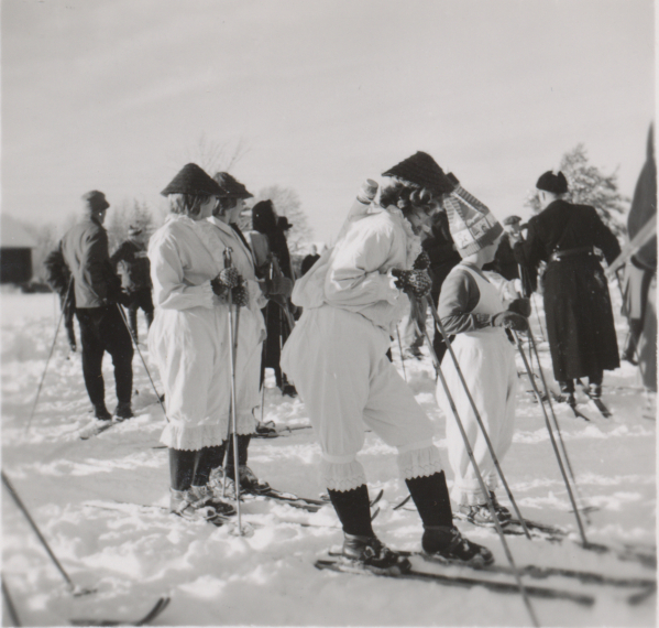 Väkeä hiihdoissa, noin 1960